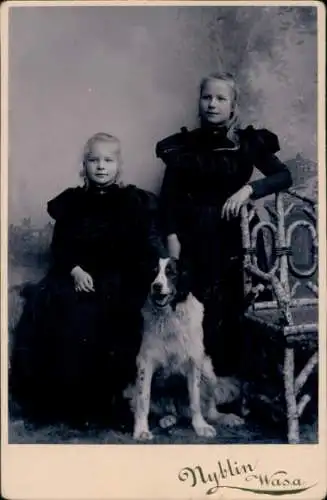 Kabinett Foto Wasa Finnland, Zwei Mädchen mit einem Hund, Portrait