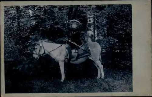 Foto Junge reitet auf einem Pferd, Xaver, Portrait