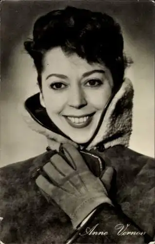 Ak Schauspielerin Anne Vernon, Portrait, Wintermantel, Handschue, Film Das Fräulein von Scuderi