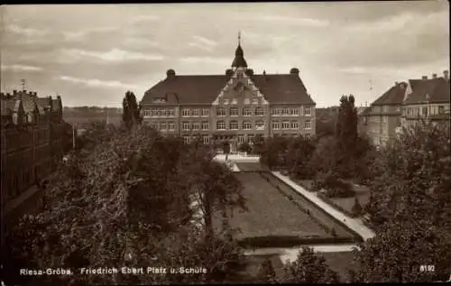 Ak Gröba Riesa an der Elbe Sachsen, Friedrich Ebert Platz, Schule