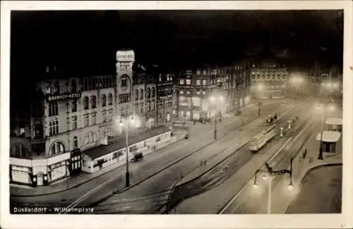 Ak Düsseldorf am Rhein, Wilhelmplatz, Bahnhof-Hotel bei Nacht