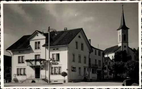 Ak Menziken Kanton Aargau, Dorfplatz, Kirche