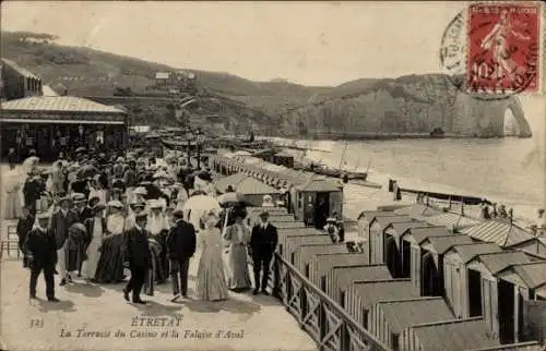 Ak Étretat Seine Maritime, Casino-Terrasse, Falaise d'Aval, Spaziergänger