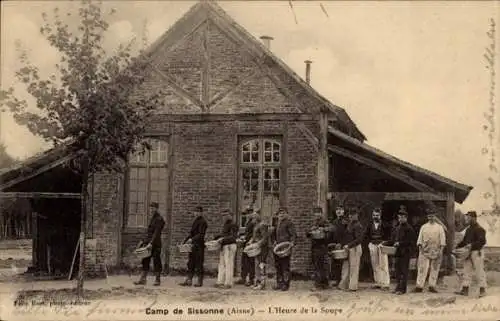 Ak Sissonne Aisne, Camp de Sissonne, Suppenzeit