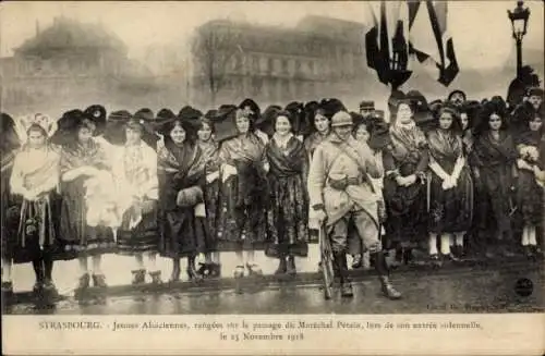 Ak Strasbourg Straßburg Elsass Bas Rhin, feierlicher Einzug von Marschall Pétain 1918, Tracht