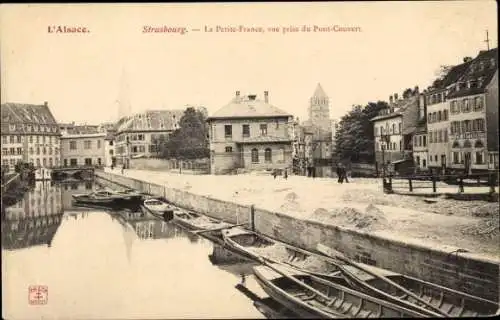 Ak Straßburg Straßburg Alsace Bas Rhin, La Petite France, Blick von der überdachten Brücke aus