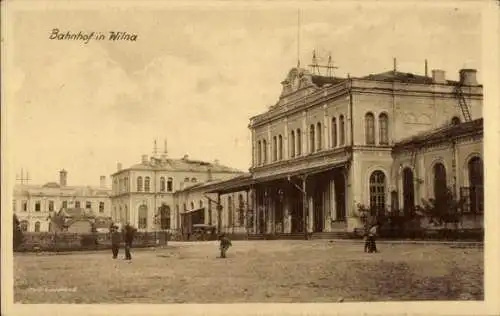 Ak Vilnius Wilna Litauen, Blick auf den Bahnhof, Straßenseite