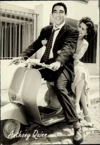 Ak Schauspieler Anthony Quinn, Portrait, Vespa, Frau, Rom