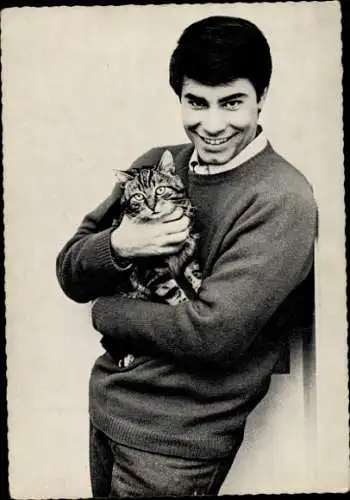 Ak Sänger und Schauspieler Roy Black, Portrait, Pullover, Katze auf dem Arm