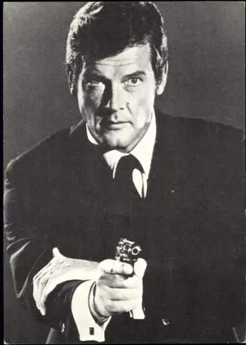 Ak Schauspieler Roger Moore, Portrait, Pistole