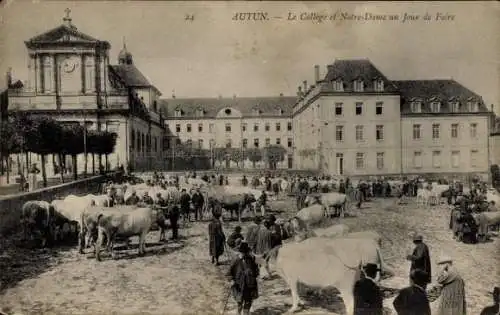 Ak Autun Saône-et-Loire, das College und Notre Dame an einem Messetag