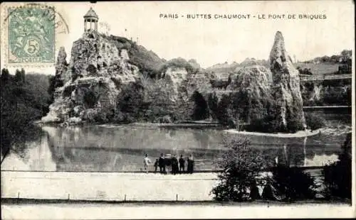 Ak Paris Frankreich, Buttes Chaumont, Brick Bridge, Felsen, Pavillon