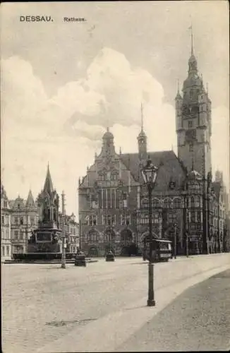 Ak Dessau in Sachsen Anhalt, Rathaus, Brunnen, Straßenbahn