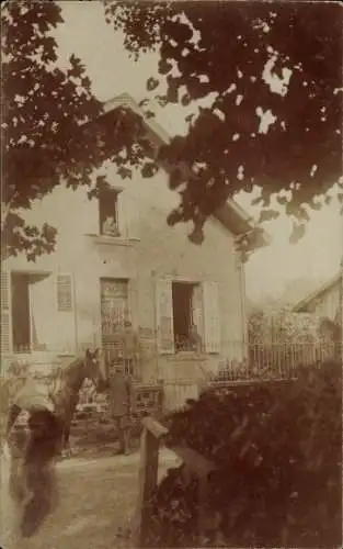 Foto Ak Wohnhaus, Soldaten in Uniform, Pferd