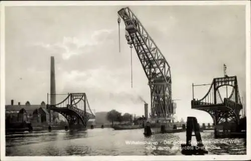 Ak Wilhelmshaven in Niedersachsen, Der größte Schwimmkran der Welt fährt durch die größte Drehbrücke