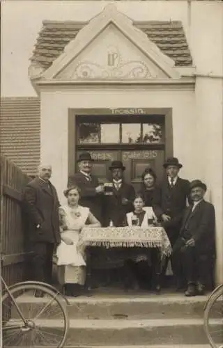 Foto Ak Troszyn Trossin Neumark Ostbrandenburg, Säwerts Gasthaus, Gruppenbild Kriegsjahr 1915