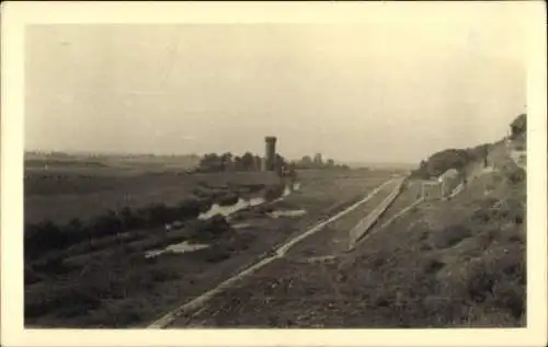 Foto Ak Fluss, Turm, Felder, Gesamtansicht