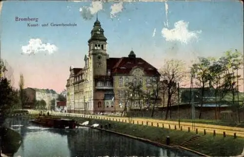 Ak Bydgoszcz Bromberg Westpreußen, Kunst- und Gewerbeschule, Uferpartie, Binnenschiff