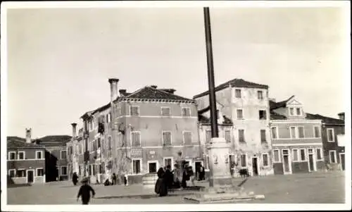 Foto Ort unbekannt, Marktplatz, Säule