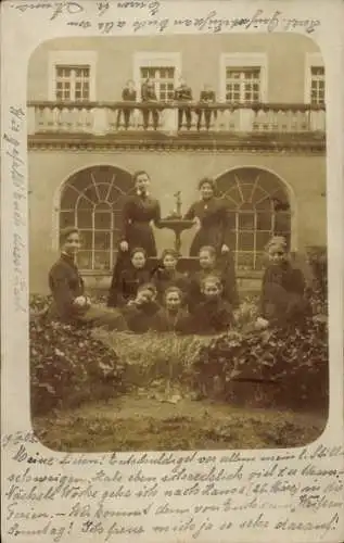 Foto Ak Offenburg in Baden Schwarzwald, Junge Frauen in einem Garten