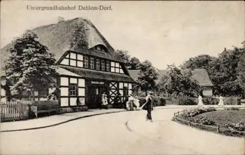 Ak Berlin Zehlendorf Dahlem, Untergrund Bahnhof Dahlem Dorf, Fachwerkhaus, Straßenansicht