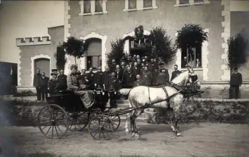 Foto Ak Coburg in Oberfranken, Kutsche, Männer vor einem Haus