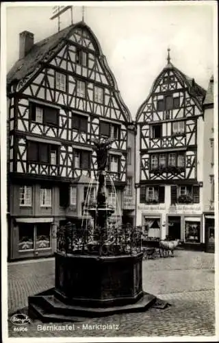 Ak Bernkastel an der Mosel, Marktplatz, Brunnen, Fachwerkhäuser