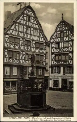 Ak Bernkastel Kues an der Mosel, Marktplatz, Brunnen, Apotheke, 1644 erbautes Rausch Haus, Hund