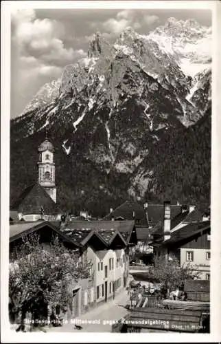 Ak Mittenwald in Oberbayern, Straßenpartie gegen Karwendelgebirge