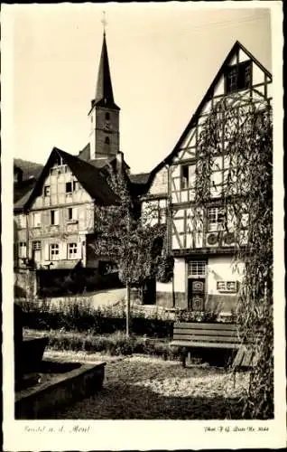 Ak Briedel an der Mosel, Fachwerkhäuser, Kirchturm, Sitzbänke