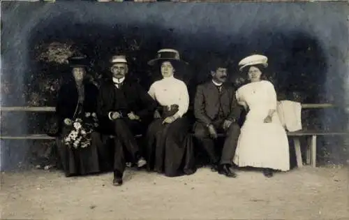 Foto Ak Sassnitz auf Rügen, Gruppenbild, Männer, Frauen, Blumenstrauß, Hüte