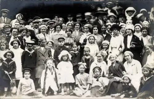 Foto Ak Ostseebad Brunshaupten Kühlungsborn, Gruppenbild