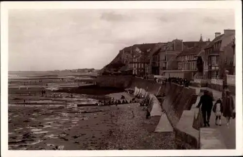 Ak Arromanches les Bains Calvados, Vue sur la Digue et les Cabines