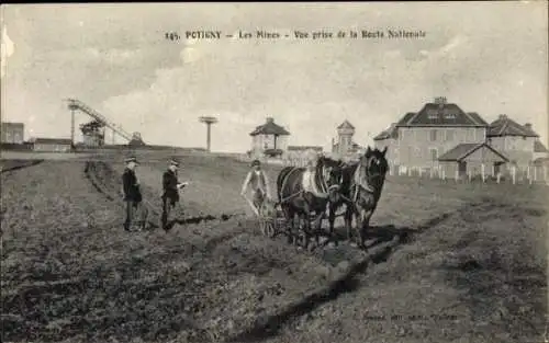 Ak Potigny Calvados, Bauer pflügt Feld bei den Minen