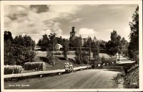 Ak Bjursås Schweden, Straßenpartie, Kirchturm