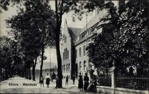 Ak Hüsten Arnsberg im Hochsauerlandkreis, Amtshaus, Teilansicht, Vorderseite, Passanten, Allee