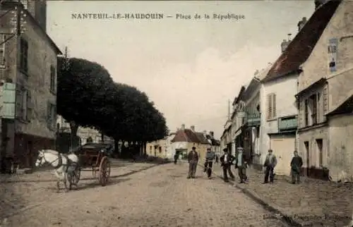 Ak Nanteuil le Haudouin Oise, Place de la Republique