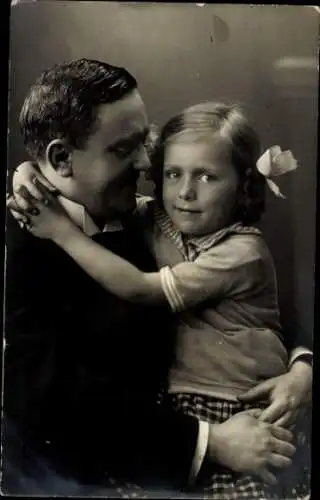 Ak Opernsänger Max Brückner mit Tochter, Portrait