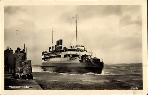 Ak Ostseebad Warnemünde Rostock, Ausfahrendes dänisches Fährschiff