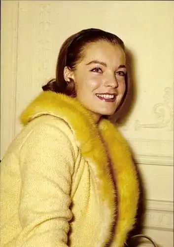 Ak Schauspielerin Romy Schneider, Portrait, Pelzkragen