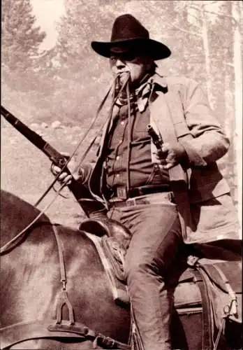 Ak Schauspieler John Wayn, Cowboy, Pferd, Gewehr