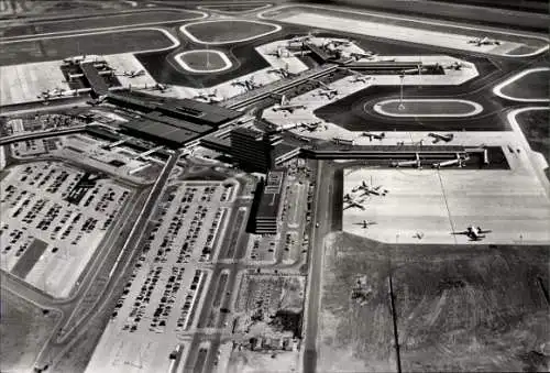 Ak Amsterdam Nordholland Niederlande, Flughafen Schiphol, Fliegeraufnahme, Flugzeuge