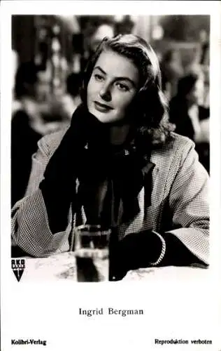 Ak Schauspielerin Ingrid Bergman, Portrait, sitzend, Handschuhe, Glas