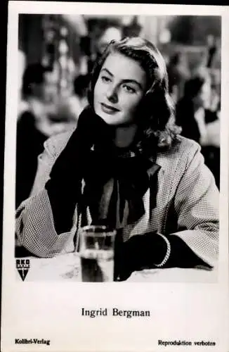 Ak Schauspielerin Ingrid Bergman, Portrait, sitzend, Handschuhe, Glas