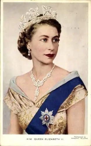 Ak Königin Elisabeth II., Schmuck, Krone, Britischer Adel