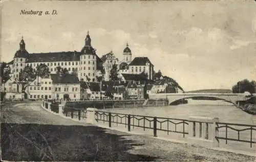 Ak Neuburg an der Donau Oberbayern, Schloss, Brücke