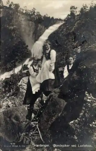 Ak Hardanger Norwegen, Bondepiker ved Laatefoss