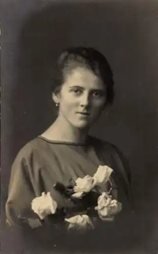 Foto Ak Porträt einer Frau mit Blumenstrauß, Rosen