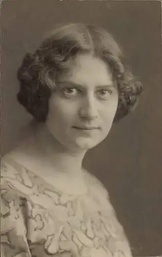 Foto Ak Portrait einer jungen Frau, Künstlerin