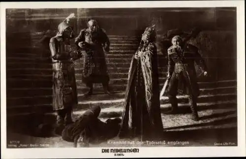 Ak Die Nibelungen, Filmszene, Kriemhild hat den Todesstoß empfangen, Ross 677/8